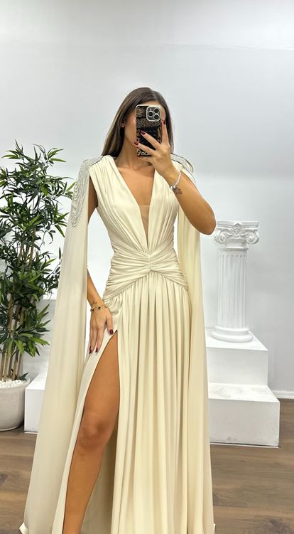 Abito da sera beige a spalle scoperte con decorazioni