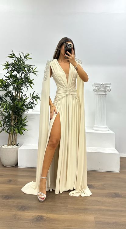 Abito da sera beige a spalle scoperte con decorazioni