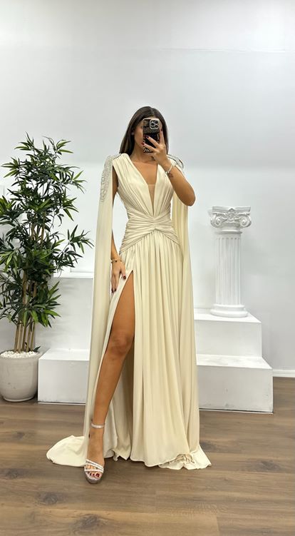 Abito da sera beige a spalle scoperte con decorazioni