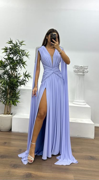 Blaues Abendkleid mit Strassbesatz an den Schultern