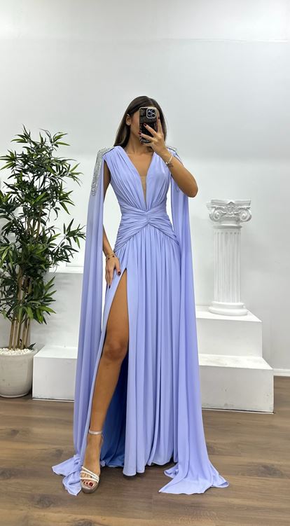 Blaues Abendkleid mit Strassbesatz an den Schultern