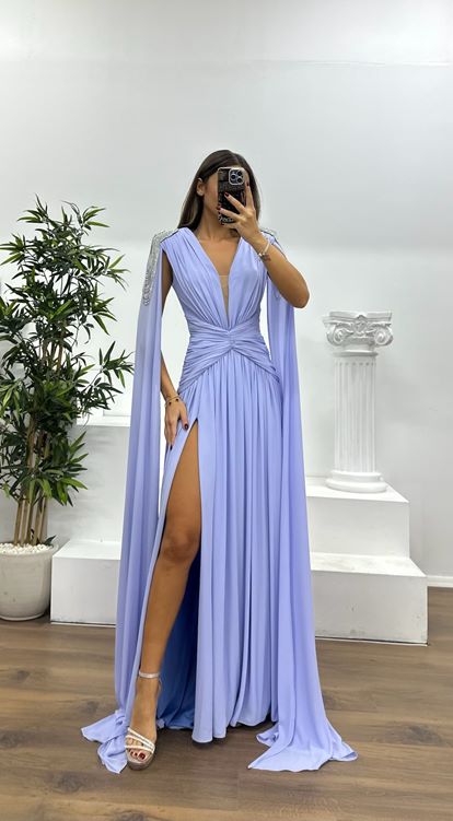 Blaues Abendkleid mit Strassbesatz an den Schultern