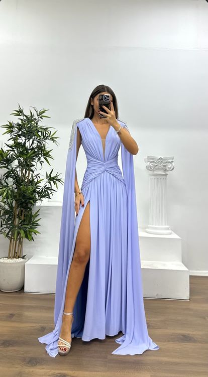 Blaues Abendkleid mit Strassbesatz an den Schultern