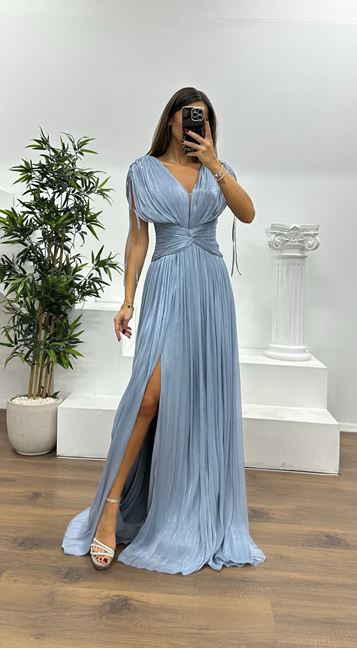 Abito da sera grigio con scollo a V e pieghe