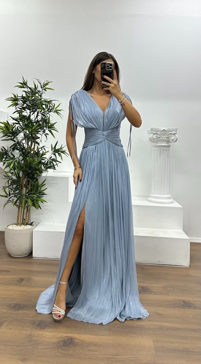 Graues, plissiertes Abendkleid mit V-Ausschnitt