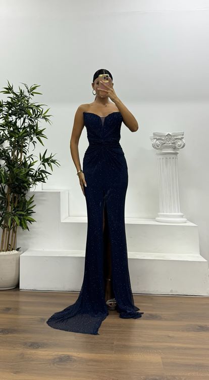 Marineblaues trägerloses Abendkleid