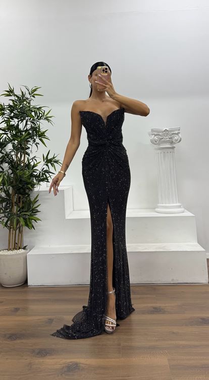 Schwarzes trägerloses Abendkleid