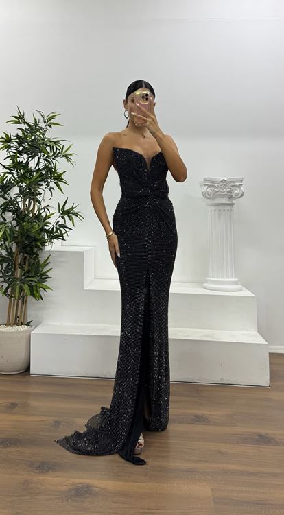 Schwarzes trägerloses Abendkleid