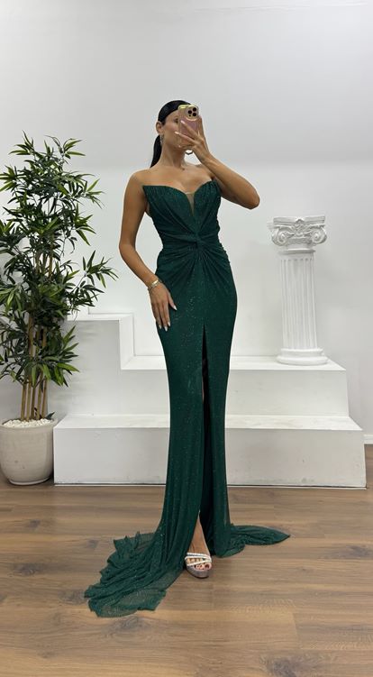 Smaragdgrünes trägerloses Abendkleid