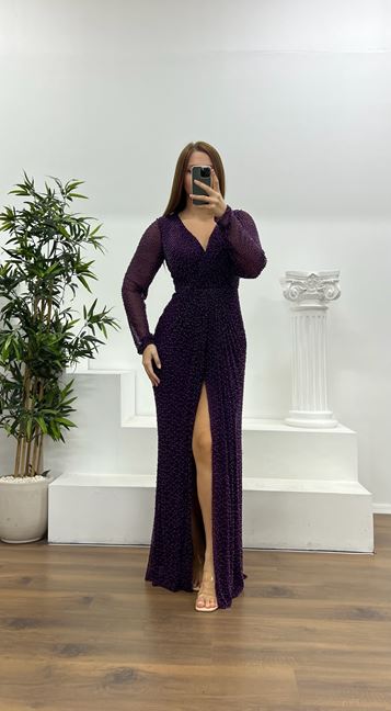 Lila Abendkleid mit V-Ausschnitt und Perlen in Übergröße