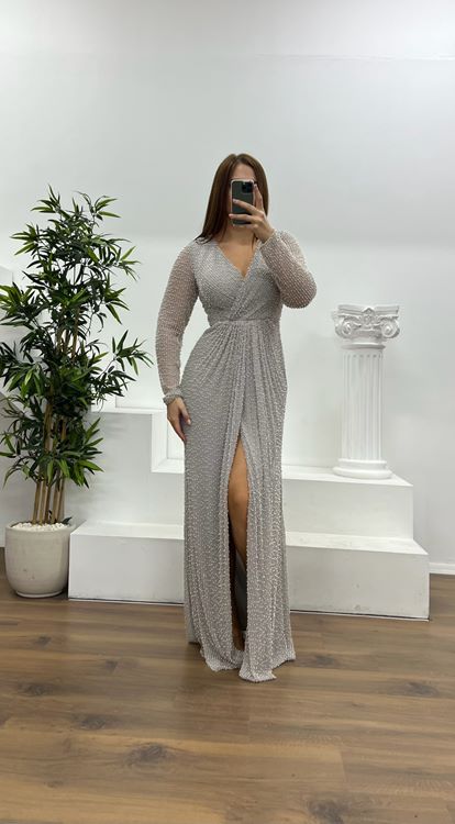 Abito da sera grigio con scollo a V e decorazioni di perle  taglie forti 