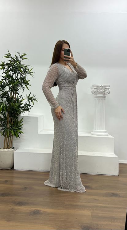 Abito da sera grigio con scollo a V e decorazioni di perle  taglie forti 