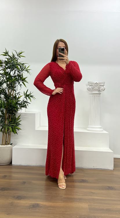 Abito da sera taglie forti rosso con scollo a V e decorazioni di perle