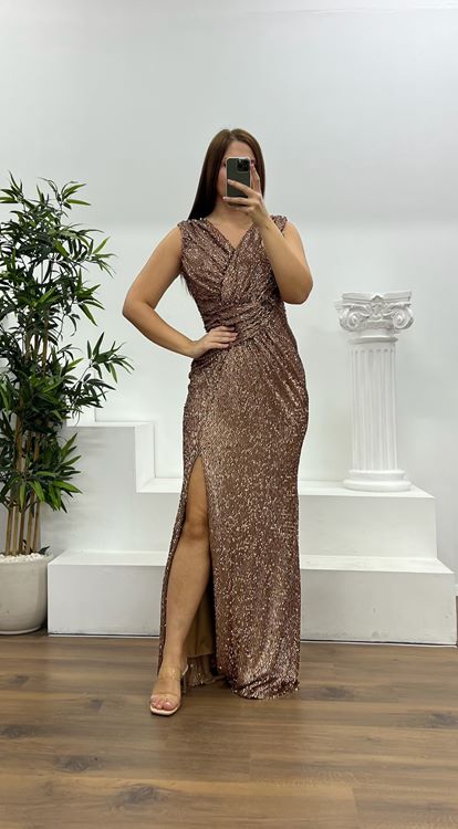 فستان سهرة كبير الحجم مزين بالترتر وحزام نحاسي