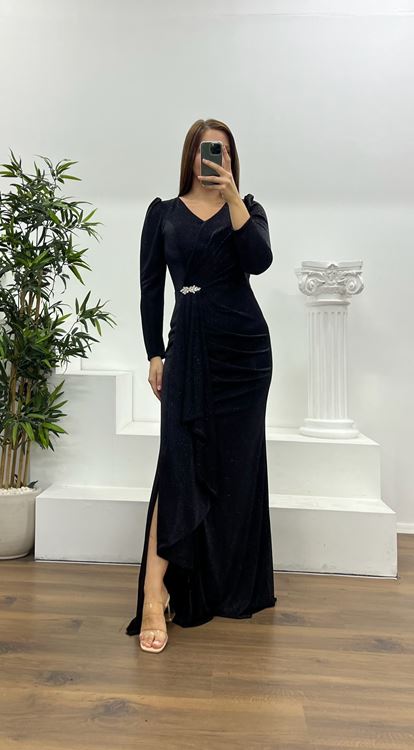 Schwarzes Abendkleid in Übergröße mit Brosche und Glitzer