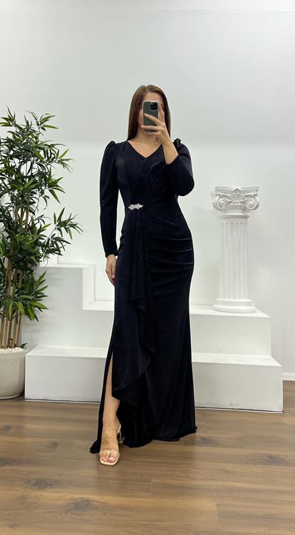 Schwarzes Abendkleid in Übergröße mit Brosche und Glitzer