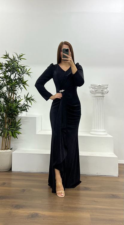 Schwarzes Abendkleid in Übergröße mit Brosche und Glitzer