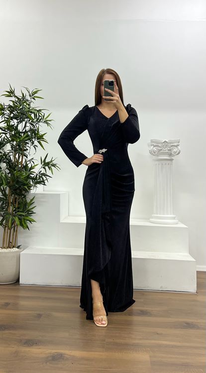 Schwarzes Abendkleid in Übergröße mit Brosche und Glitzer