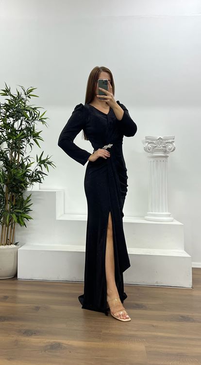 Schwarzes Abendkleid in Übergröße mit Brosche und Glitzer