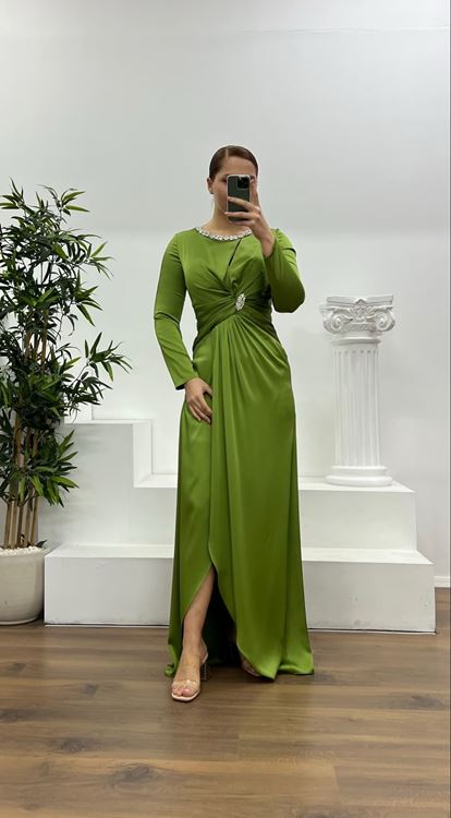 Vestido de noche de satén bordado con detalle de piedras y cuello caqui