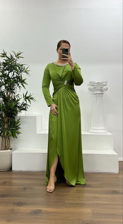 Vestido de noche de satén bordado con detalle de piedras y cuello caqui