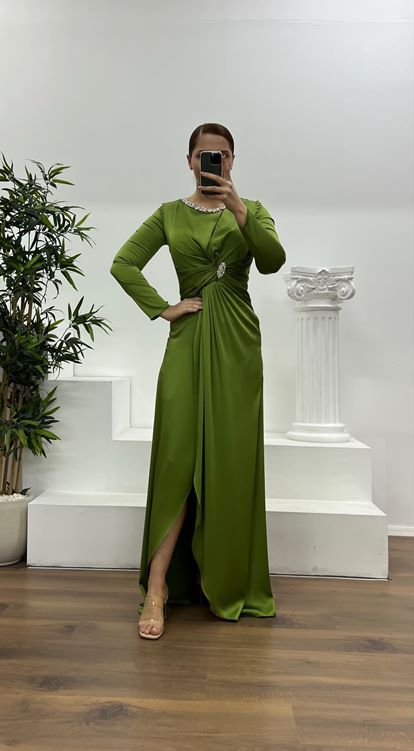 Vestido de noche de satén bordado con detalle de piedras y cuello caqui