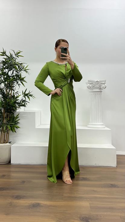 Vestido de noche de satén bordado con detalle de piedras y cuello caqui