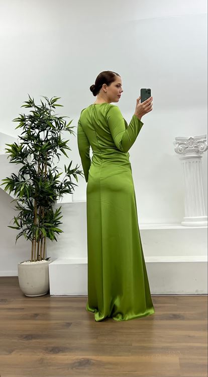 Vestido de noche de satén bordado con detalle de piedras y cuello caqui