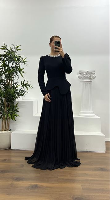 Schwarzes, plissiertes Abendkleid in Übergröße mit Kragen und Steindetail