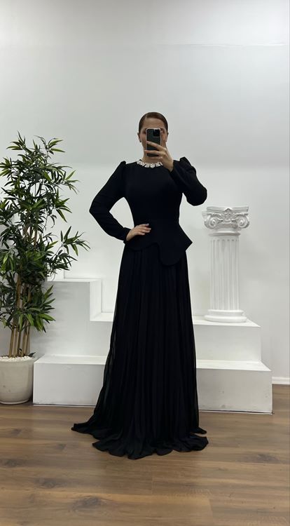 Abito da sera plissettato taglie forti con colletto nero e dettagli in pietra 