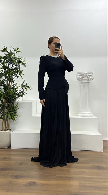 Abito da sera plissettato taglie forti con colletto nero e dettagli in pietra 