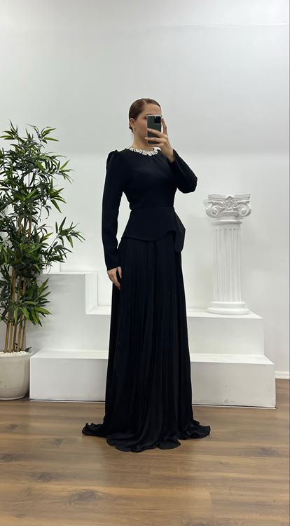 Abito da sera plissettato taglie forti con colletto nero e dettagli in pietra 
