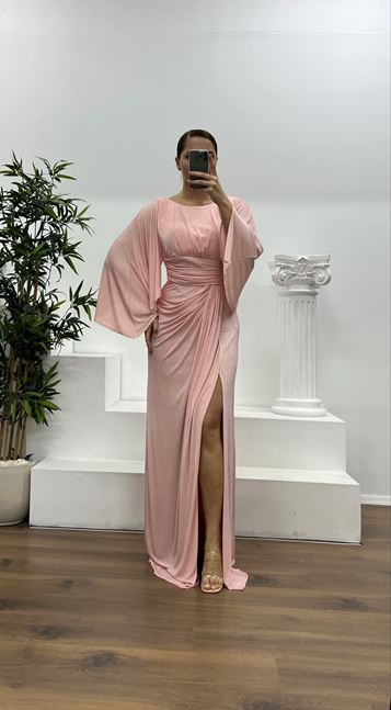 Puderfarbenes, glitzerndes Abendkleid in Übergröße mit Fledermausärmeln