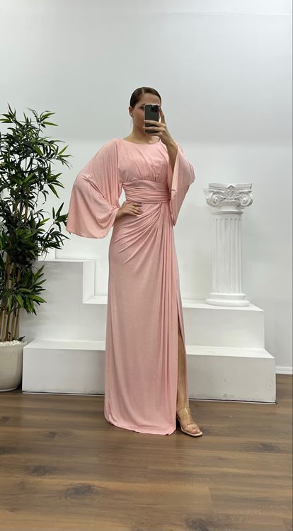 Vestido de noche rosa empolvado de talla grande con mangas murciélago y brillo