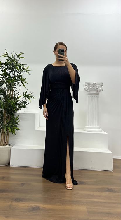 فستان سهرة أسود لامع بأكمام واسعة ومقاسات كبيرة