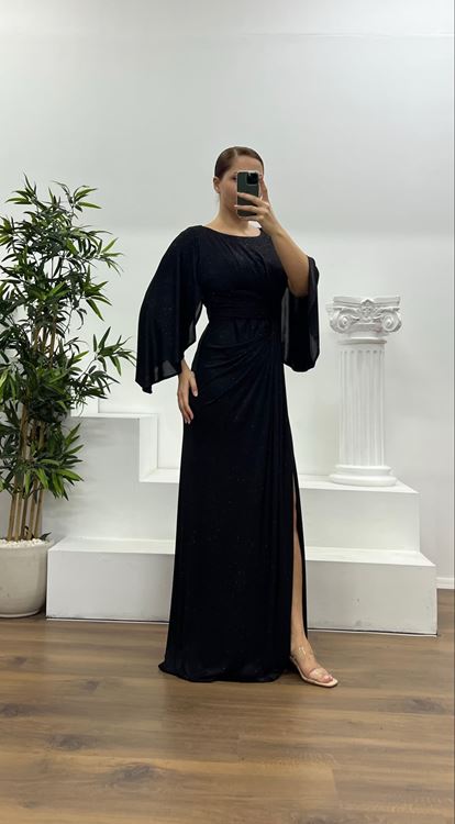 فستان سهرة أسود لامع بأكمام واسعة ومقاسات كبيرة