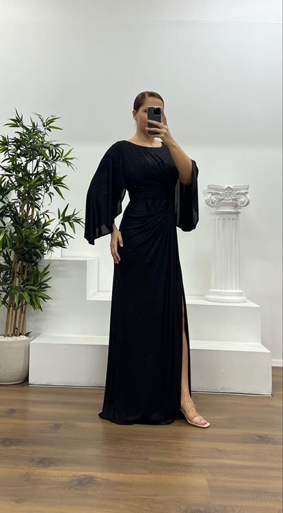 فستان سهرة أسود لامع بأكمام واسعة ومقاسات كبيرة