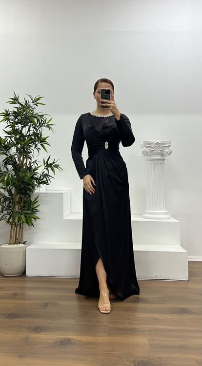 Siyah Yaka Taş Detay İşlemeli Saten Abiye Elbise