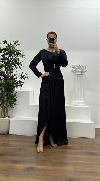 Siyah Yaka Taş Detay İşlemeli Saten Abiye Elbise