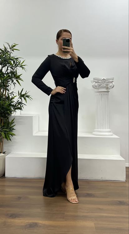 Siyah Yaka Taş Detay İşlemeli Saten Abiye Elbise