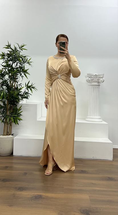 Abito da sera in raso ricamato con dettaglio in pietra e colletto dorato