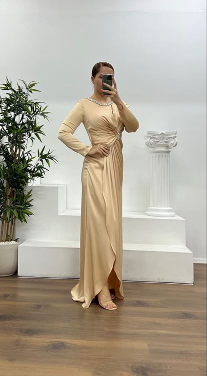 Abito da sera in raso ricamato con dettaglio in pietra e colletto dorato