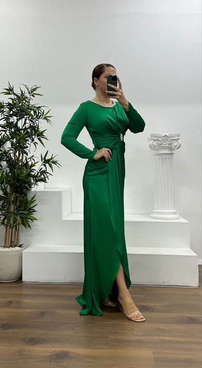 Zümrüt Yaka Taş Detay İşlemeli Saten Abiye Elbise