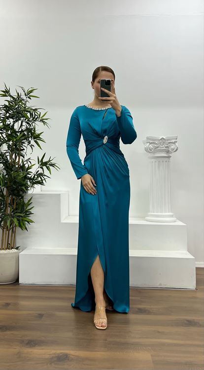 Abito da sera in raso ricamato con dettagli in pietra e colletto color petrolio