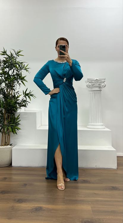 Abito da sera in raso ricamato con dettagli in pietra e colletto color petrolio