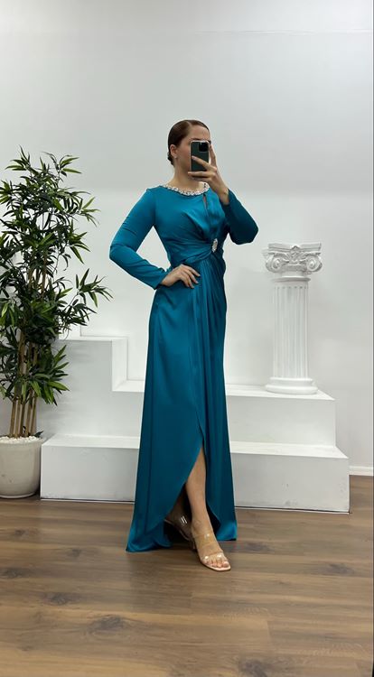 Abito da sera in raso ricamato con dettagli in pietra e colletto color petrolio