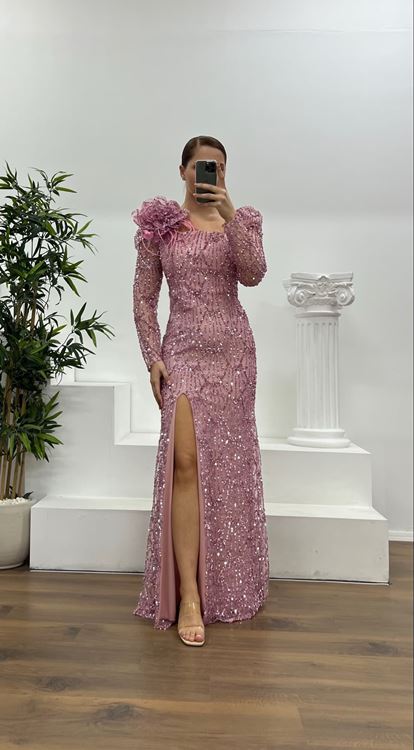 Vestido de noche rosa empolvado de talla grande con cuello cuadrado y bordados