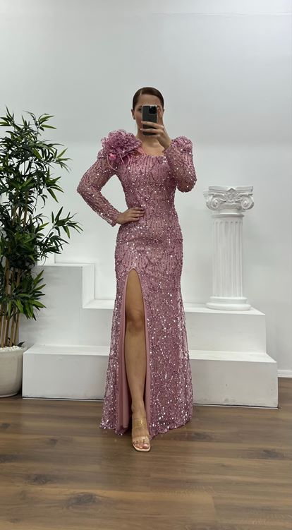 Vestido de noche rosa empolvado de talla grande con cuello cuadrado y bordados