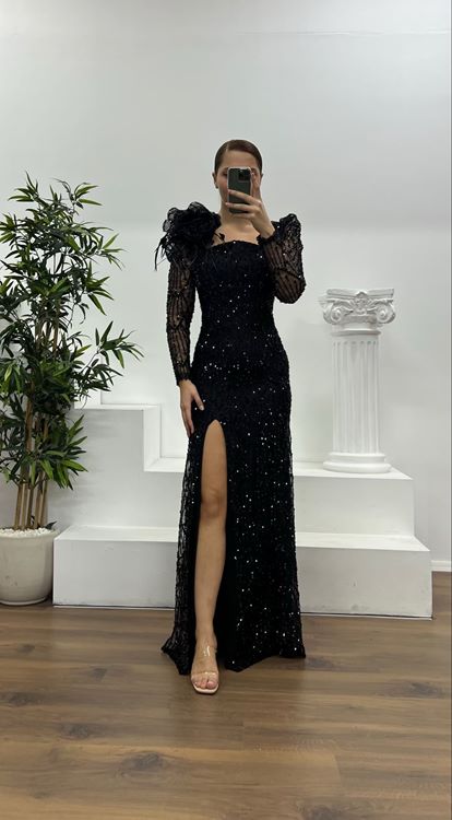 Vestido de noche negro de talla grande con cuello cuadrado y bordados