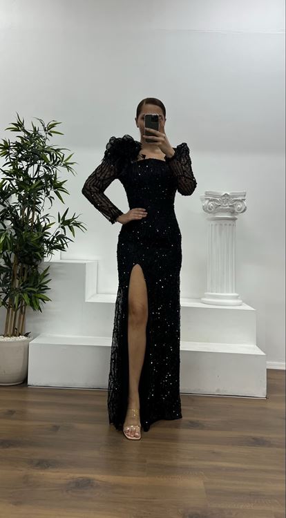 Vestido de noche negro de talla grande con cuello cuadrado y bordados
